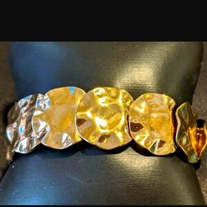 Gold Tone Hammered Metal Circles Stretch Bracelet